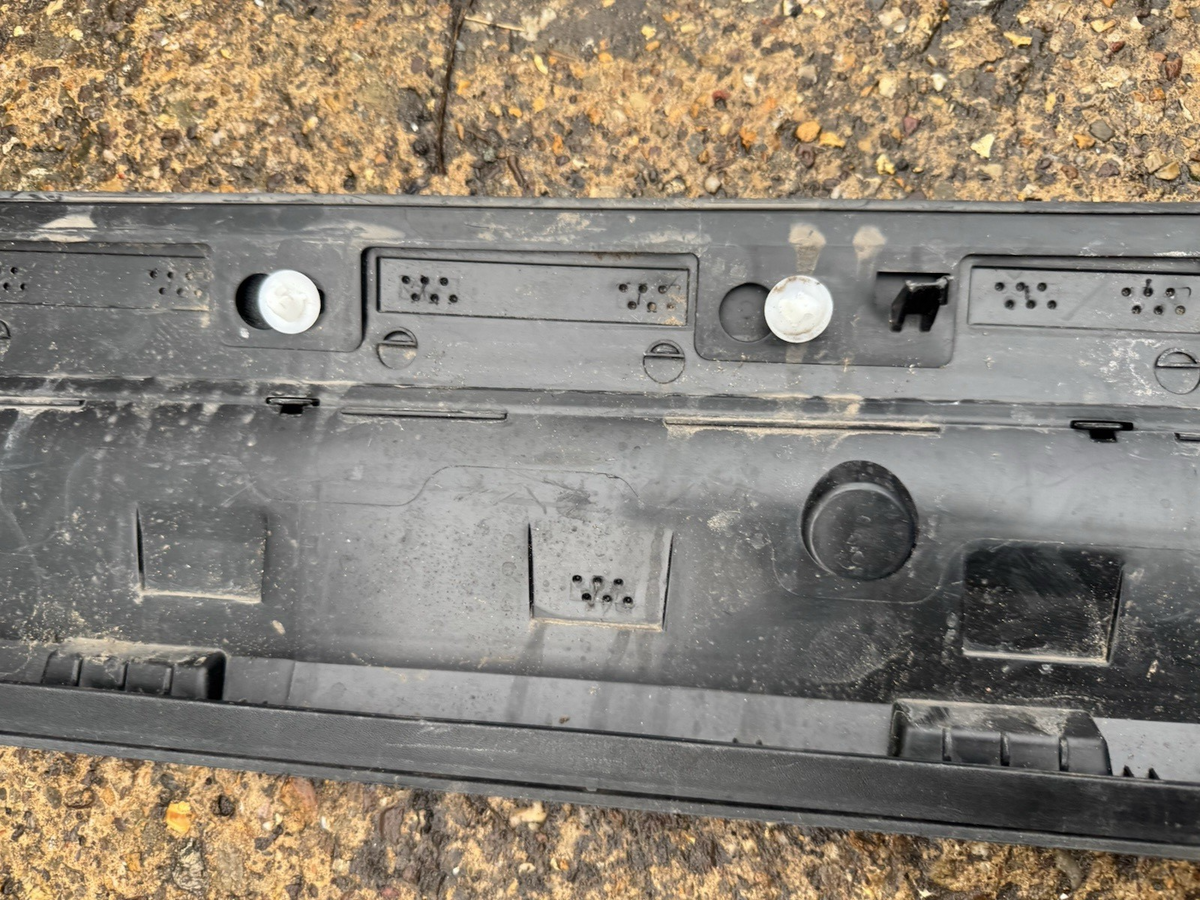 Volvo XC40 18-23 Lis Moulding Bawah Pintu Depan Kanan Original 31448317 31448337 I9K10