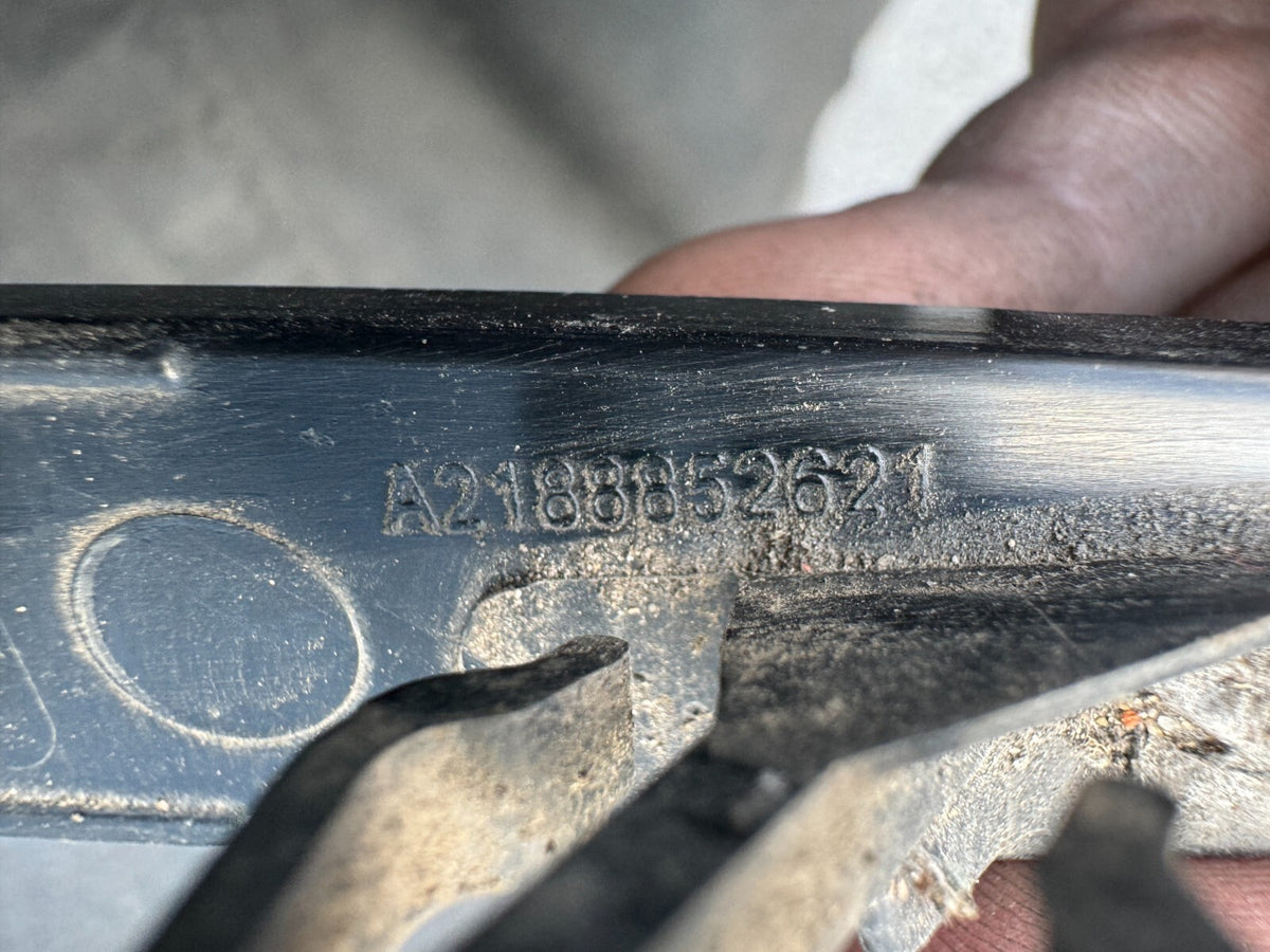Ốp viền lưới cản sau AMG bên PHẢI chính hãng Mercedes CLS-Class W218