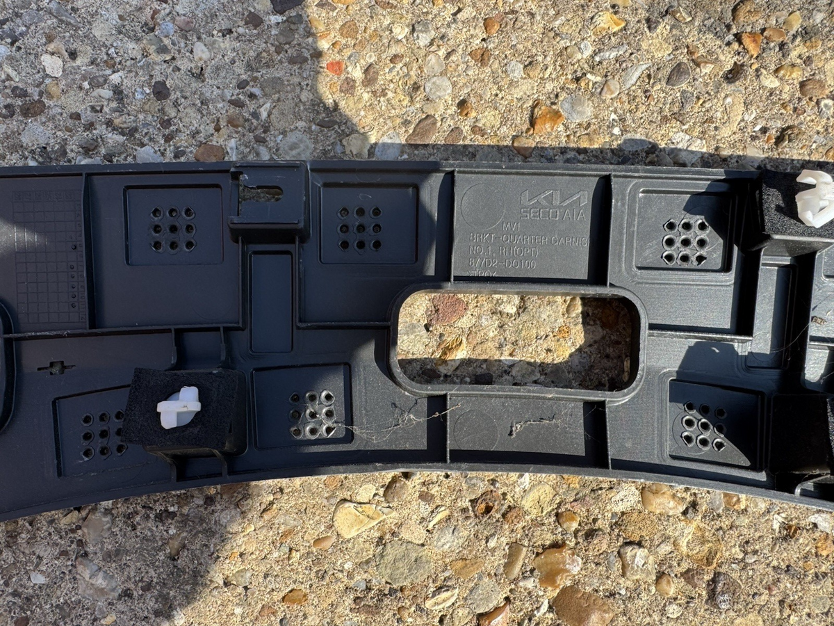 kia quarter garnish 877D2-DO100 RH 2023on
