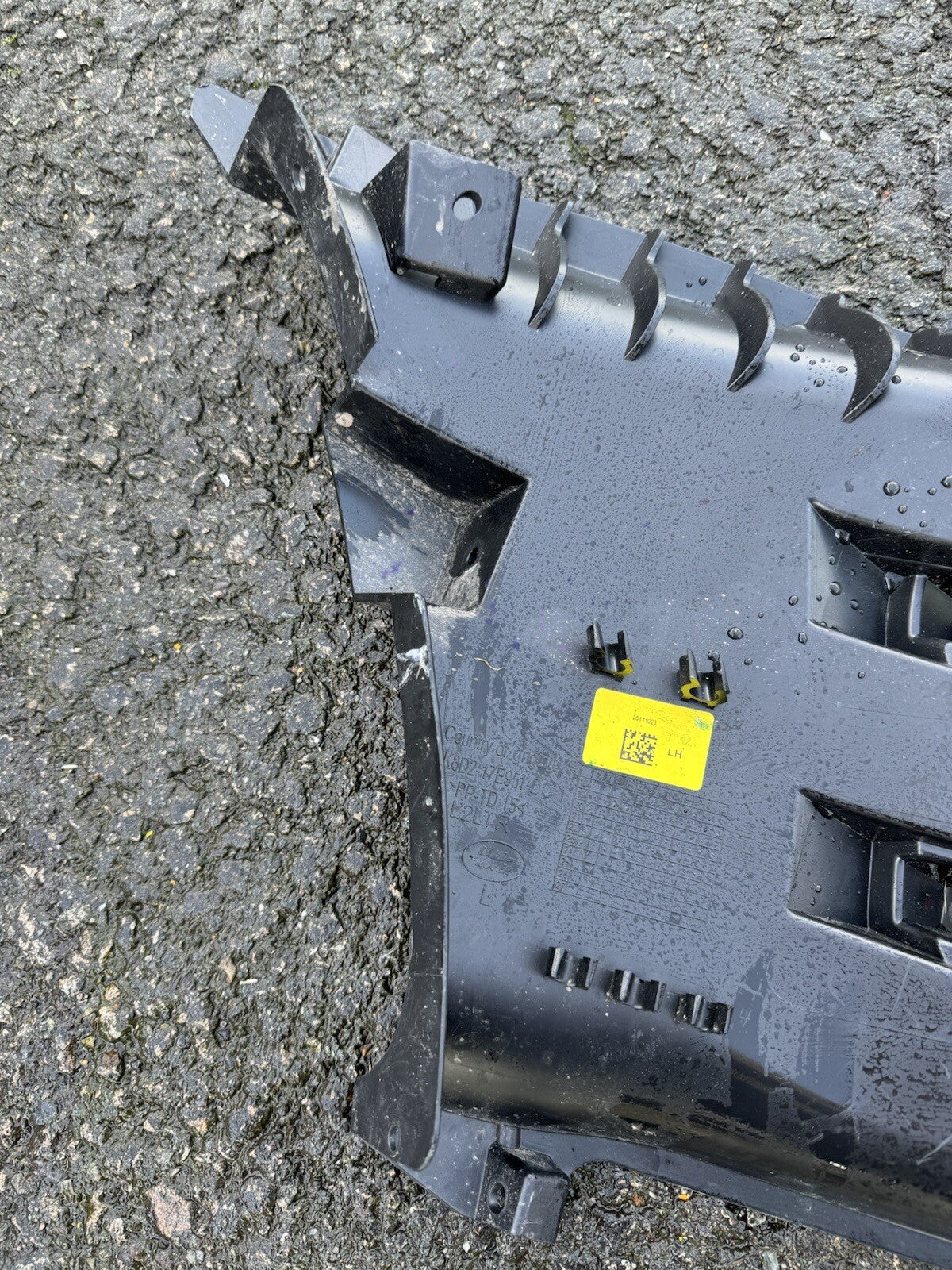 Pendakap Saluran Udara Kiri Bampar Depan Range Rover Evoque K8D2-17E951 Tulen