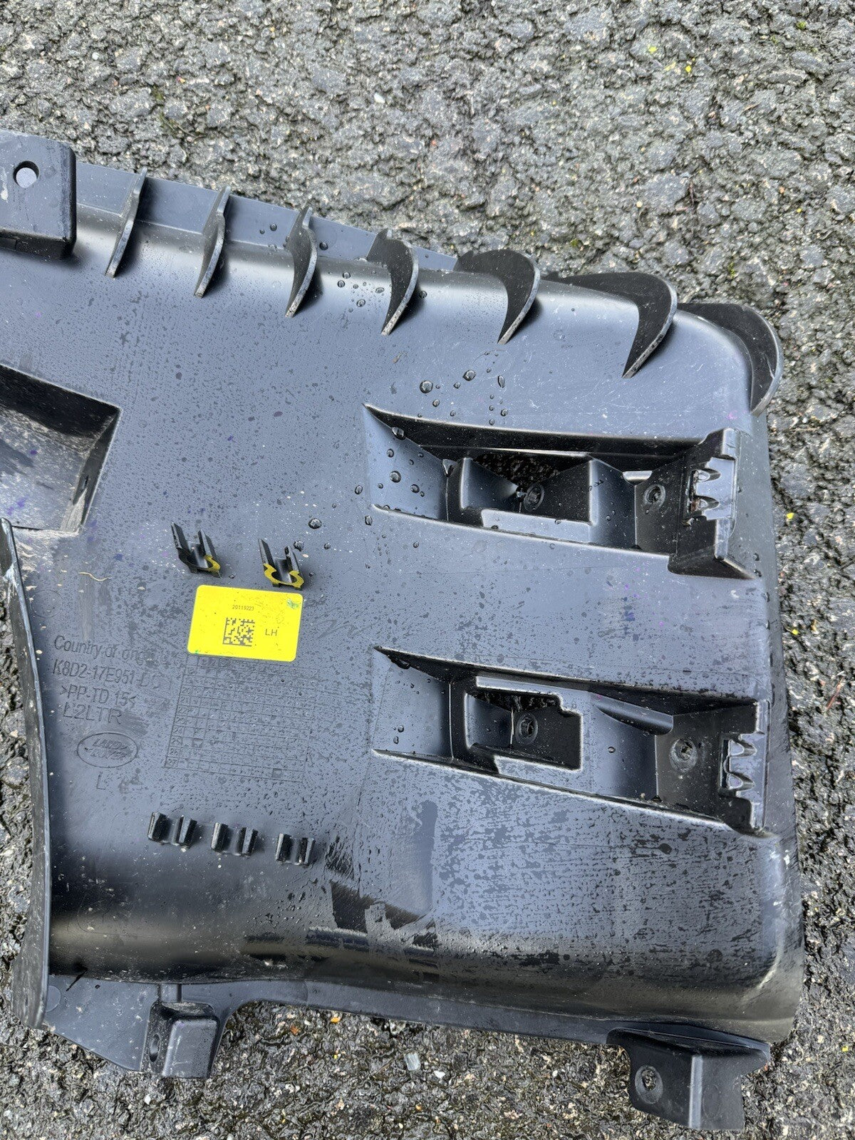 Pendakap Saluran Udara Kiri Bampar Depan Range Rover Evoque K8D2-17E951 Tulen