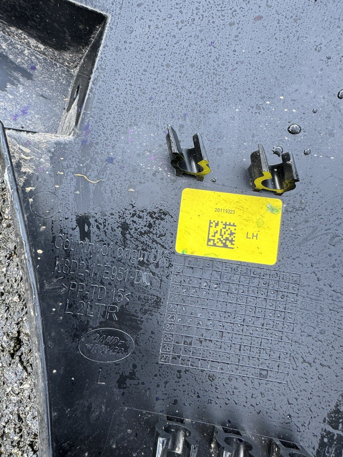 Pendakap Saluran Udara Kiri Bampar Depan Range Rover Evoque K8D2-17E951 Tulen