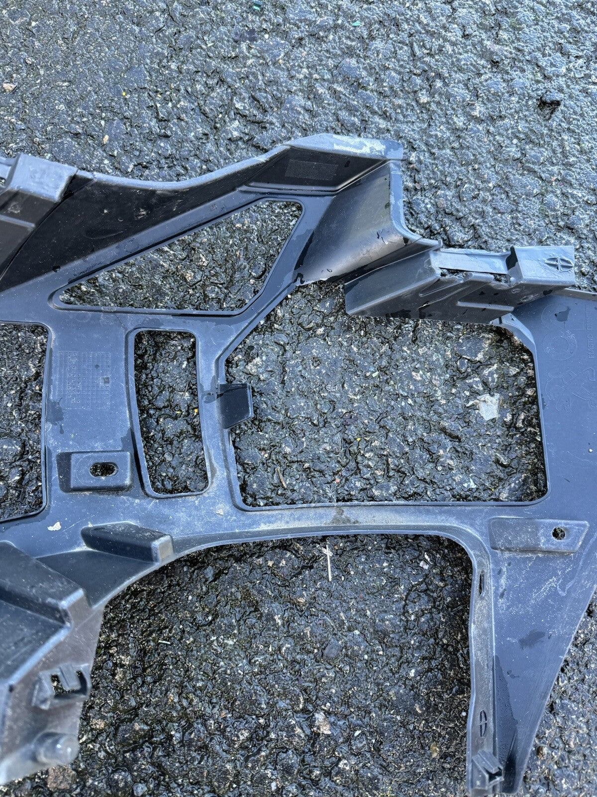 Peugeot 5008 前保桿右支架 9815337580 原廠件