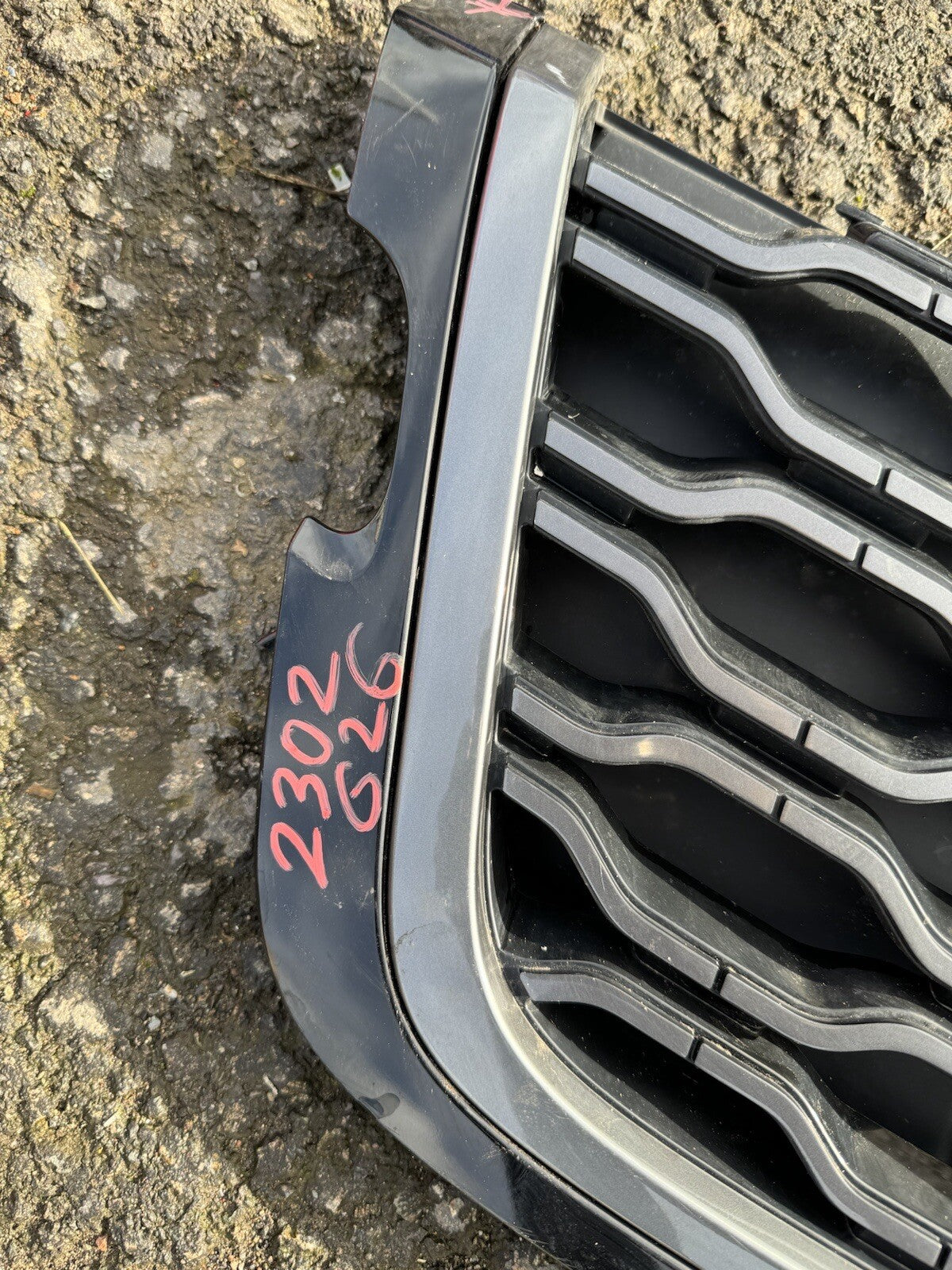 Land Rover Velar 黑色外框水箱護罩 m8a2r708l