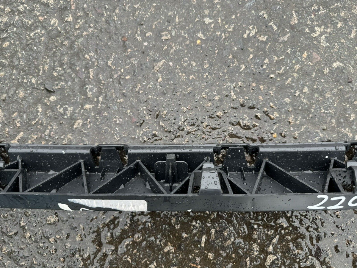 MERCEDES GLA CLASS BRAKET BUMPER BELAKANG 5 Pintu Estate A1568850065
