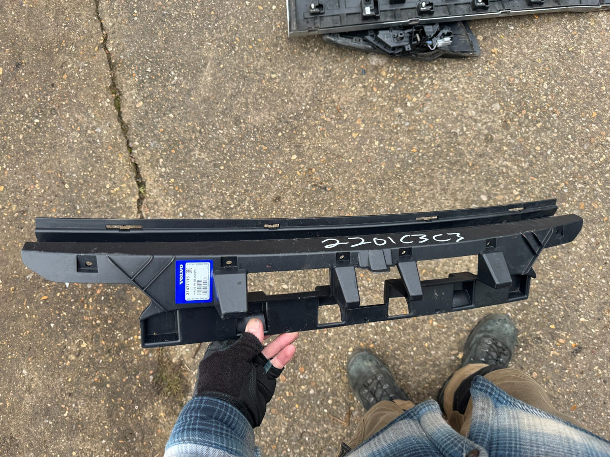Pát giữa cản sau chính hãng Volvo S90/V90 31477115 2020 trên