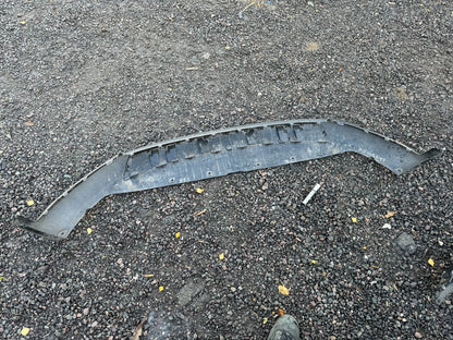 VOLVO C40 2022-2023 SPOILER BAWAH/TRIM BUMPER DEPAN RECHARGE WARNA HITAM - ORIGINAL