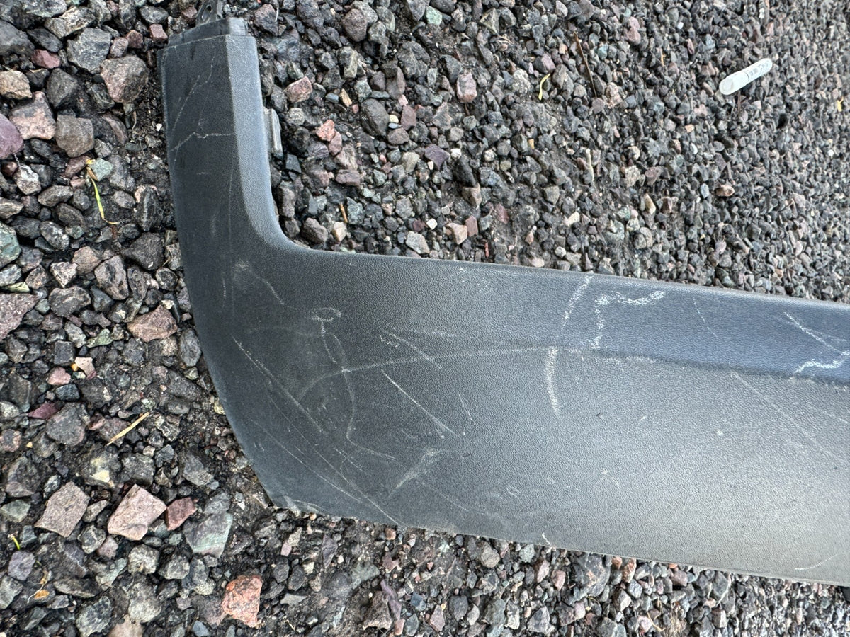 VOLVO C40 2022-2023 SPOILER BAWAH/TRIM BUMPER DEPAN RECHARGE WARNA HITAM - ORIGINAL