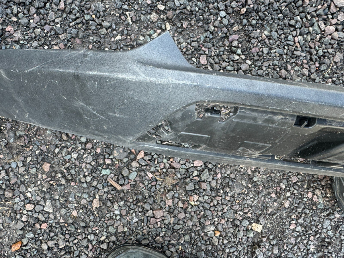 VOLVO C40 2022-2023 SPOILER BAWAH/TRIM BUMPER DEPAN RECHARGE WARNA HITAM - ORIGINAL