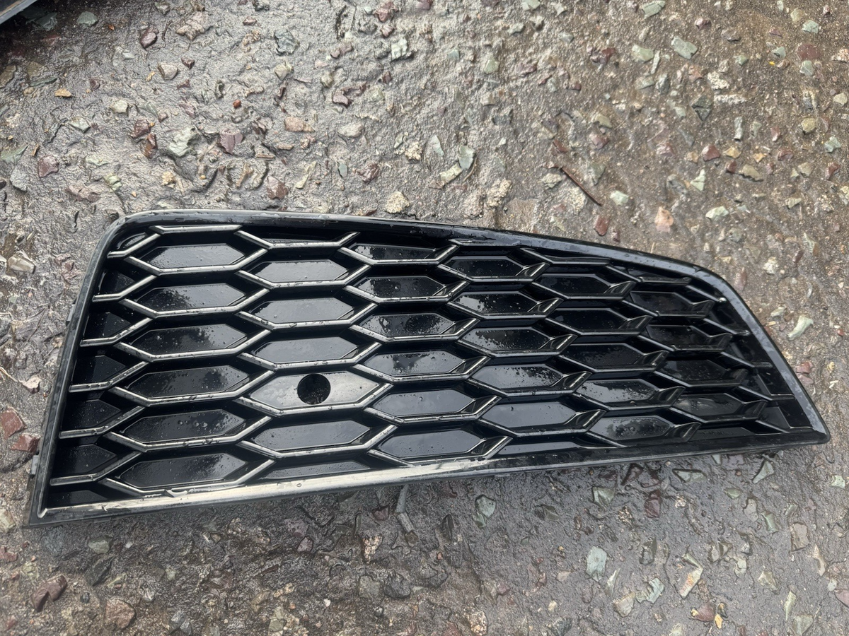 8uo807682T กระจังหน้าตัวนอก แท้ audi