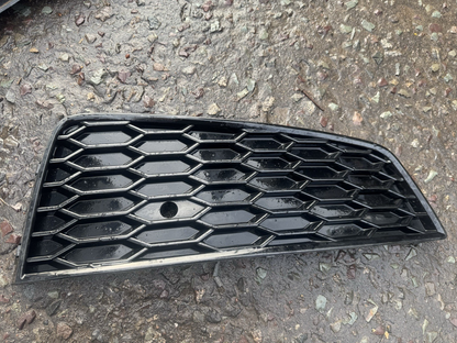 8uo807682T กระจังหน้าตัวนอก แท้ audi