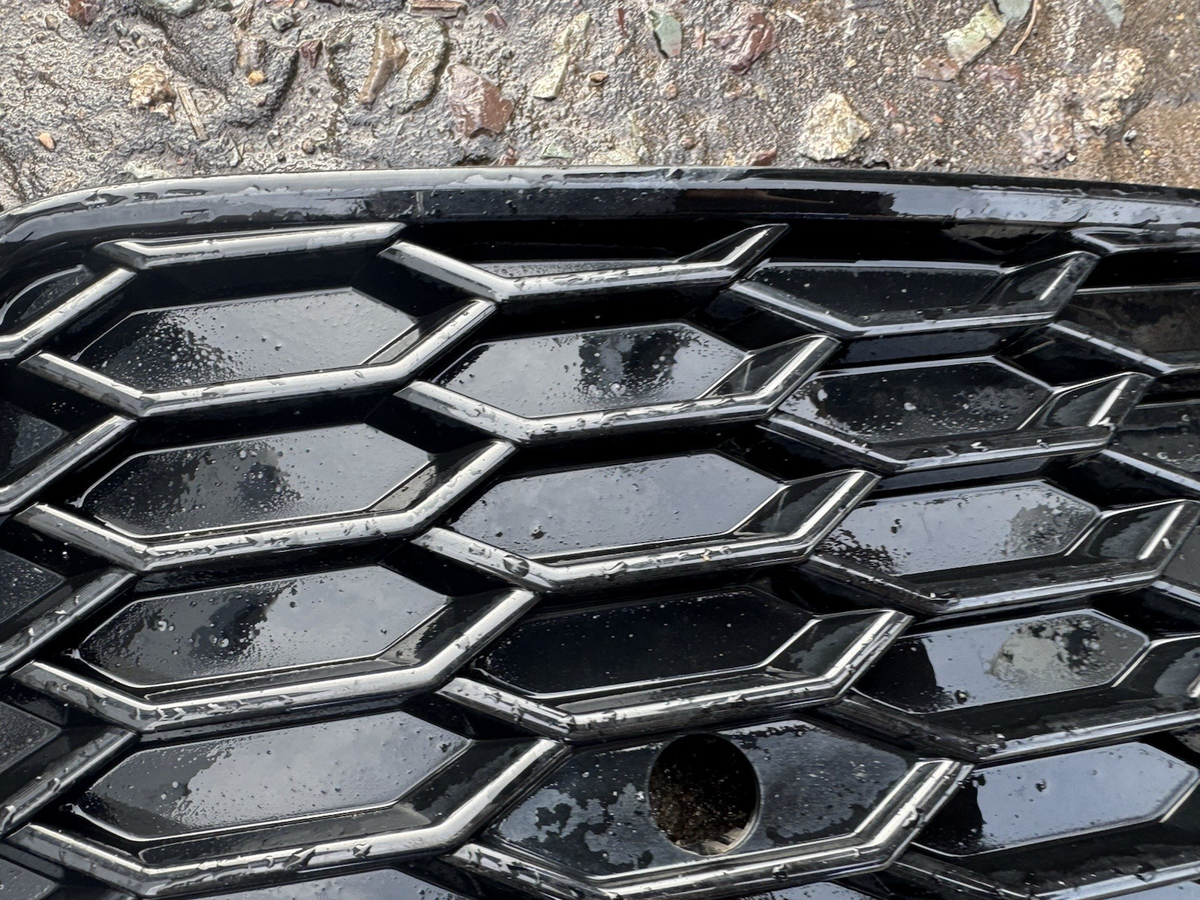 8uo807682T กระจังหน้าตัวนอก แท้ audi
