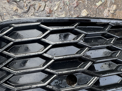 8uo807682T กระจังหน้าตัวนอก แท้ audi
