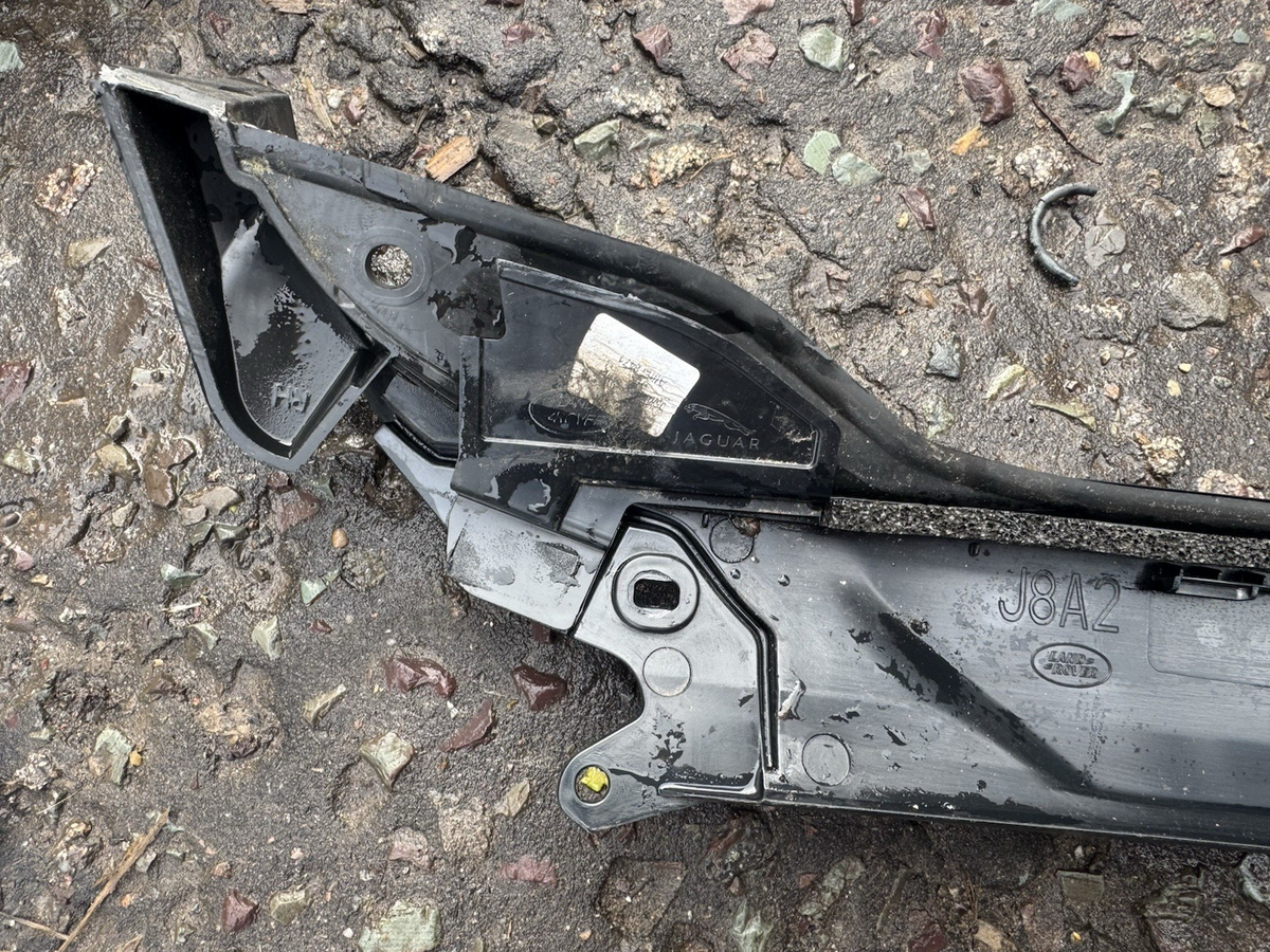 LR RANGE ROVER VELAR L560 Windshield Right Vertical Trim J8A2-025A52-A 2018