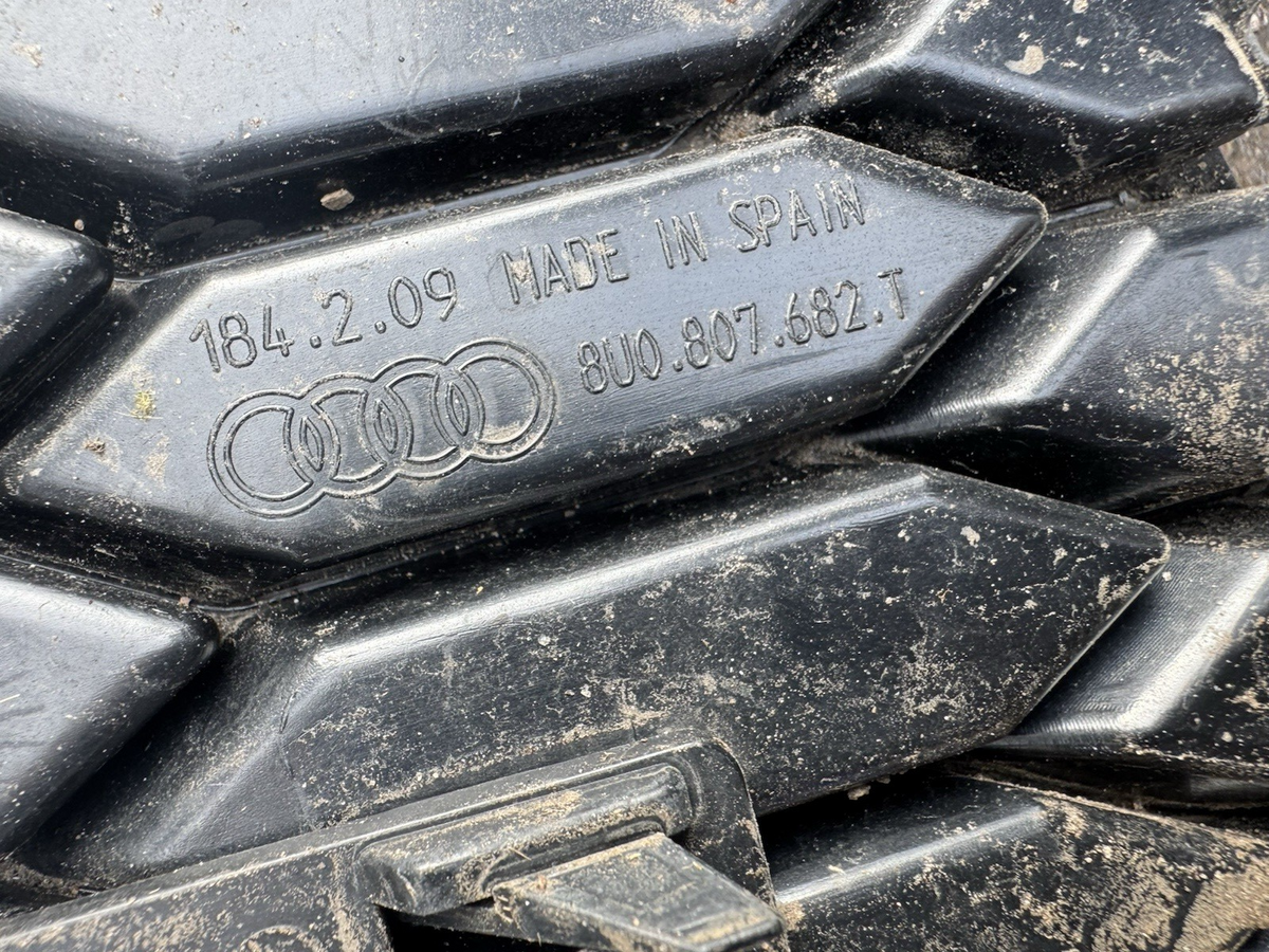 8uo807682T กระจังหน้าตัวนอก แท้ audi