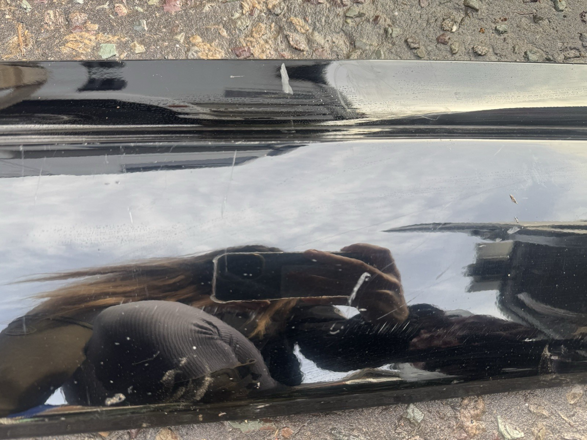 HY3M-21064-A Land Rover Discovery 5 Front Right Door Lower Cladding Mould Trim*