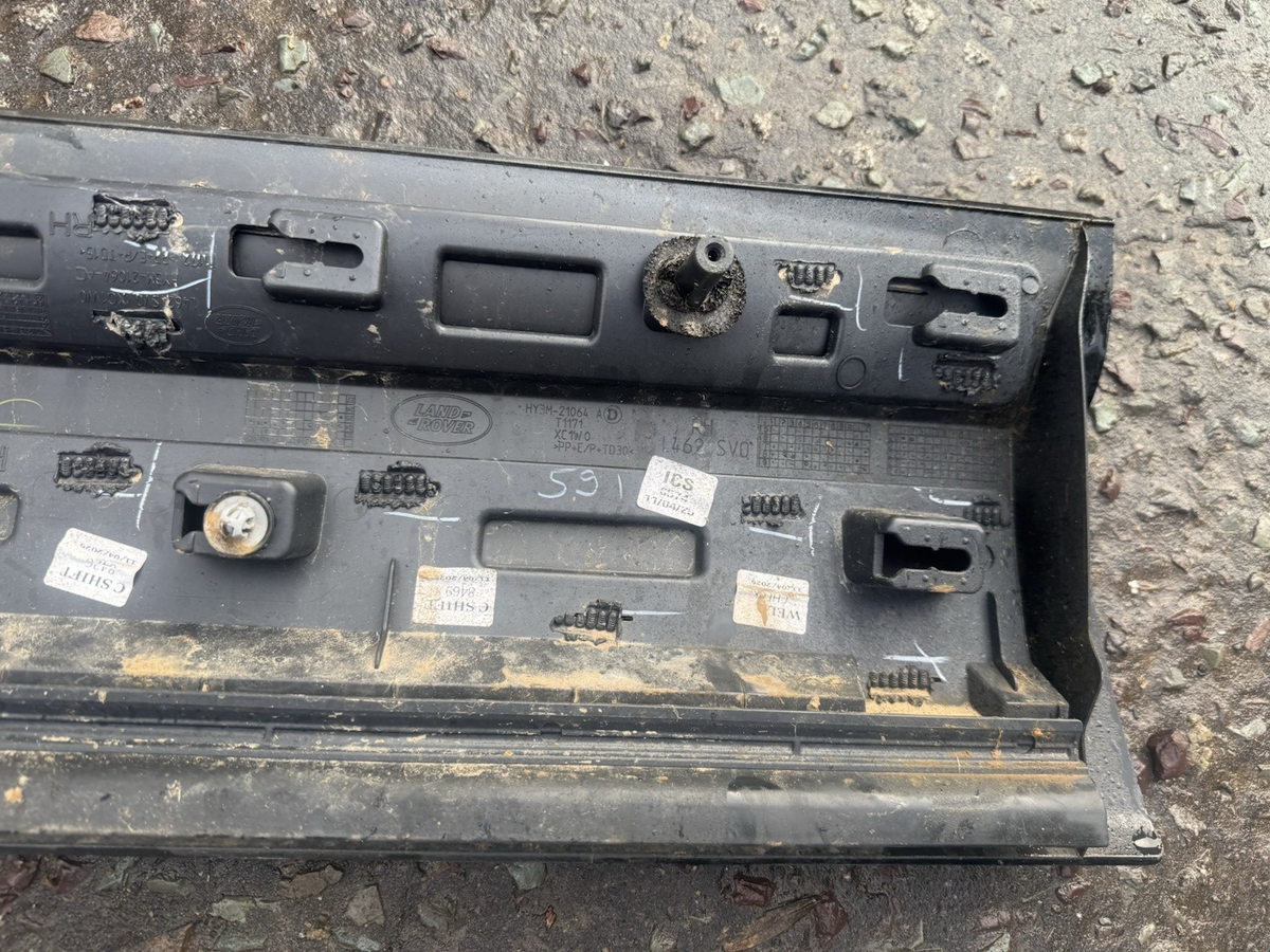 HY3M-21064-A Land Rover Discovery 5 Front Right Door Lower Cladding Mould Trim*