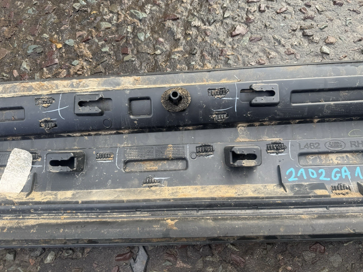 HY3M-21064-A Land Rover Discovery 5 Front Right Door Lower Cladding Mould Trim*