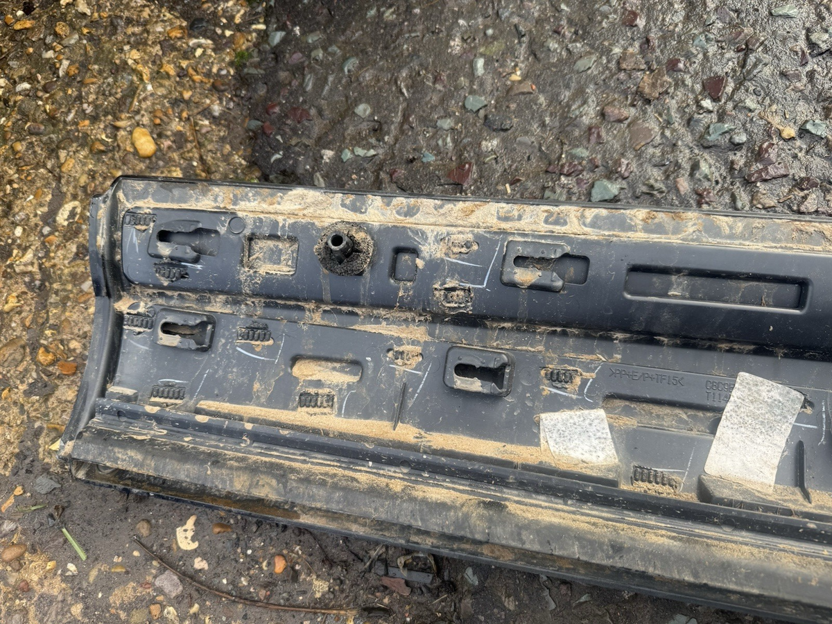 HY3M-21064-A Land Rover Discovery 5 Front Right Door Lower Cladding Mould Trim*