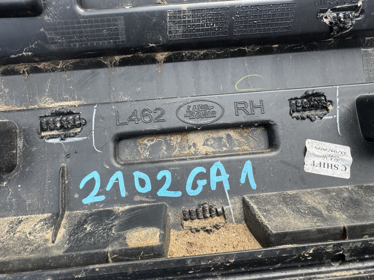 HY3M-21064-A Land Rover Discovery 5 Front Right Door Lower Cladding Mould Trim*