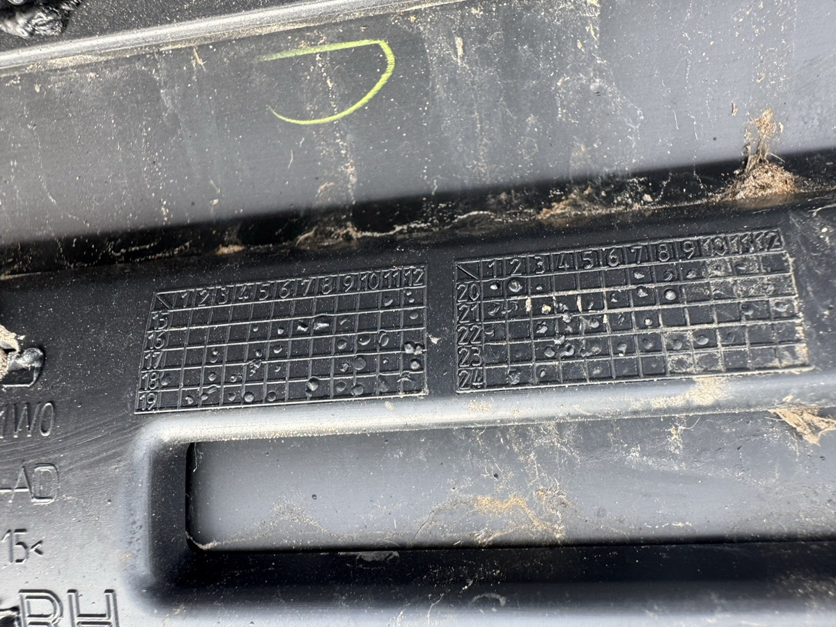 HY3M-21064-A Land Rover Discovery 5 Front Right Door Lower Cladding Mould Trim*