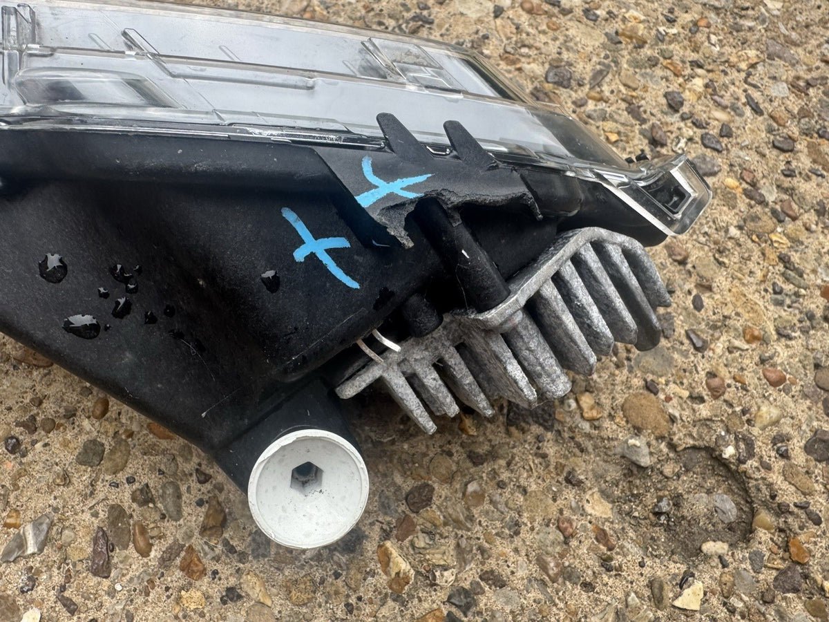 broken lugs LAND ROVER RANGE ROVER EVOQUE L551 Front Left Fog Light K8D2-15201