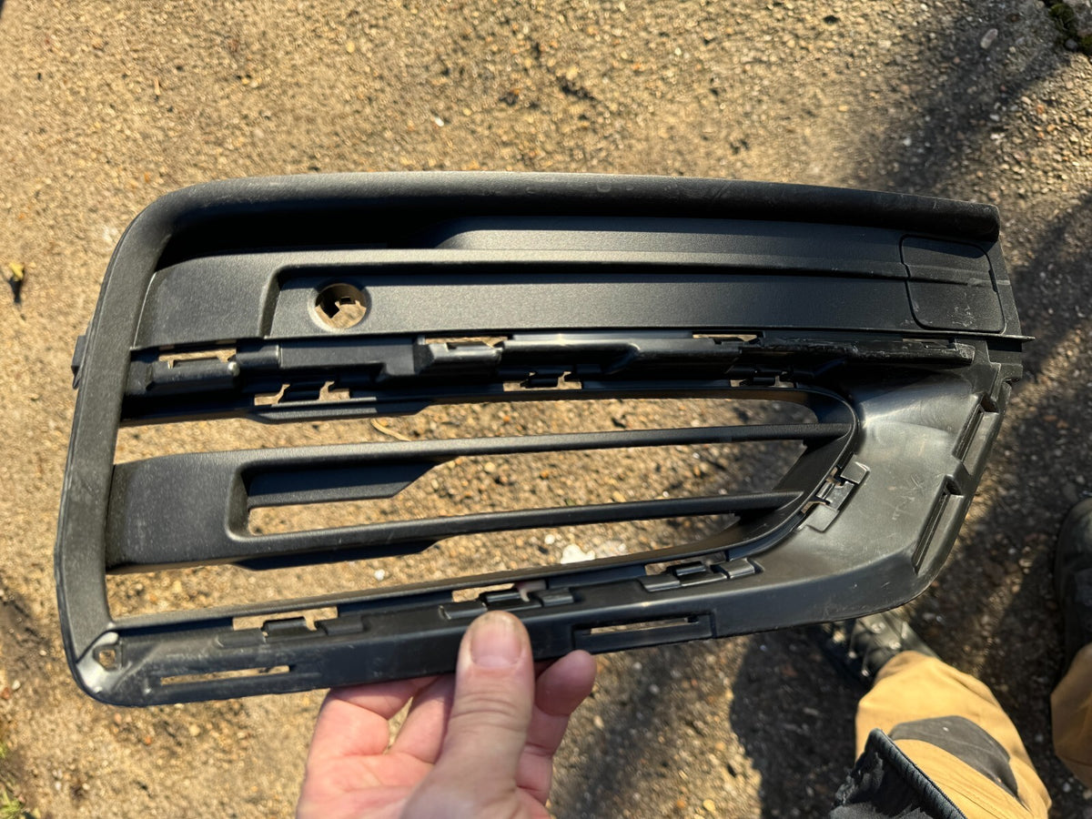 正廠 VOLVO 原廠 OEM 右前保桿飾蓋/格柵 XC90 32345471