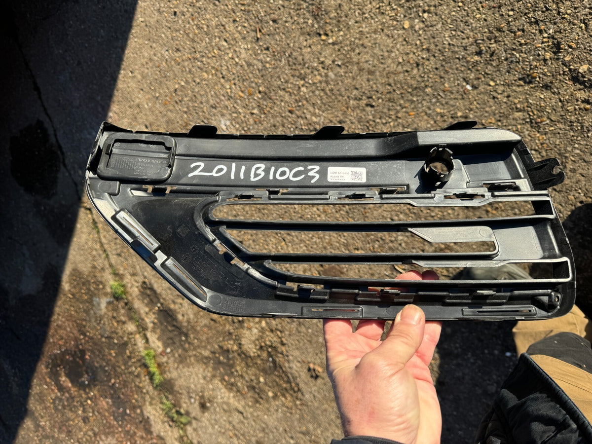 正廠 VOLVO 原廠 OEM 右前保桿飾蓋/格柵 XC90 32345471