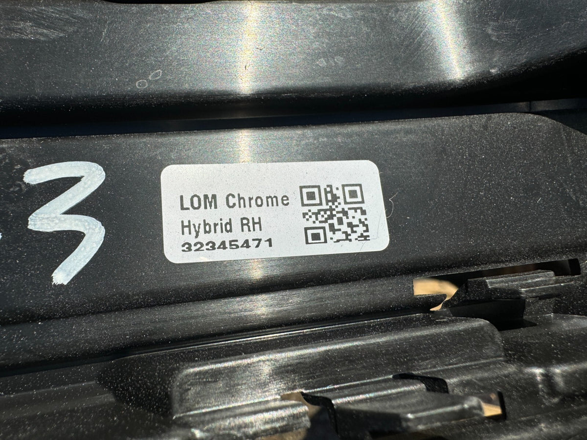 正廠 VOLVO 原廠 OEM 右前保桿飾蓋/格柵 XC90 32345471