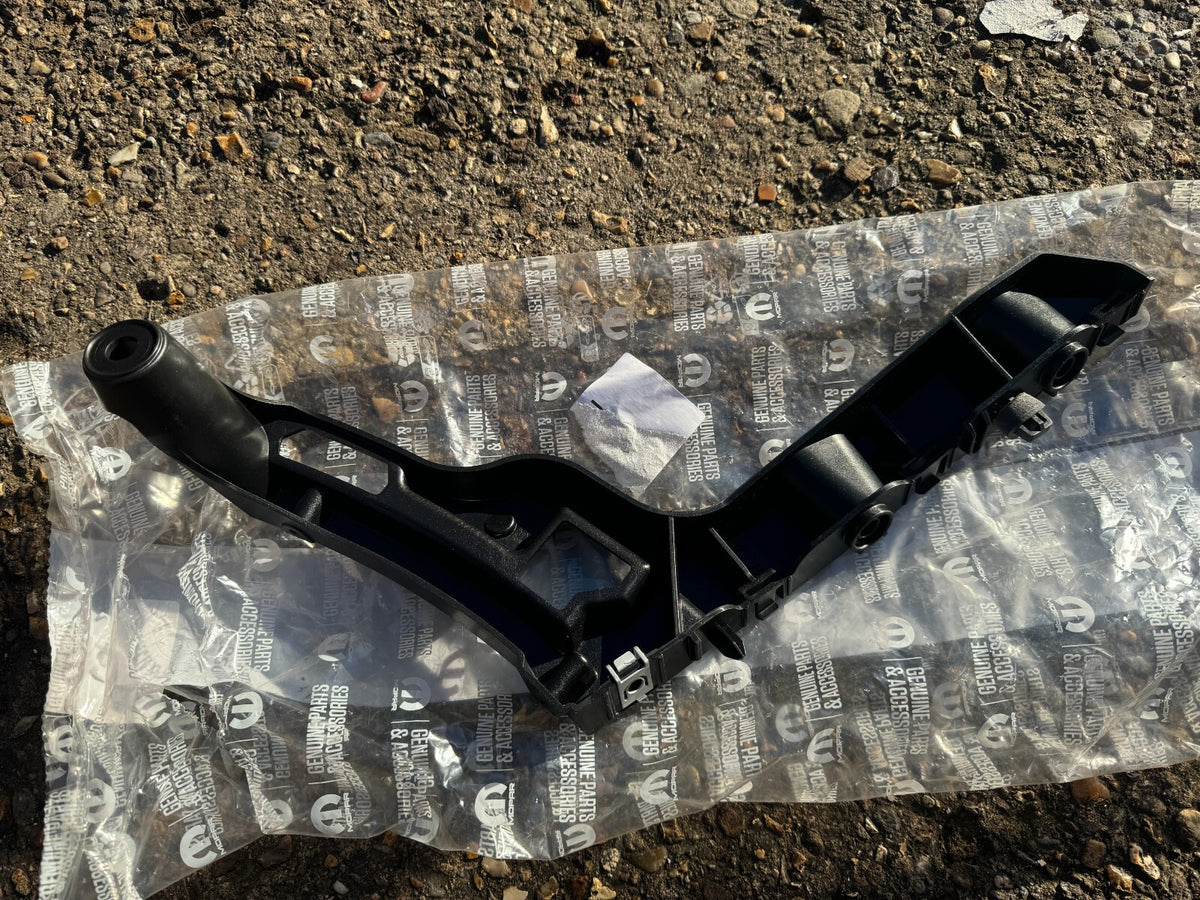 NEW GENUINE VAUXHALL MOKKA BREKET BUMPER BELAKANG 9835238380 MK2 2021-2024
