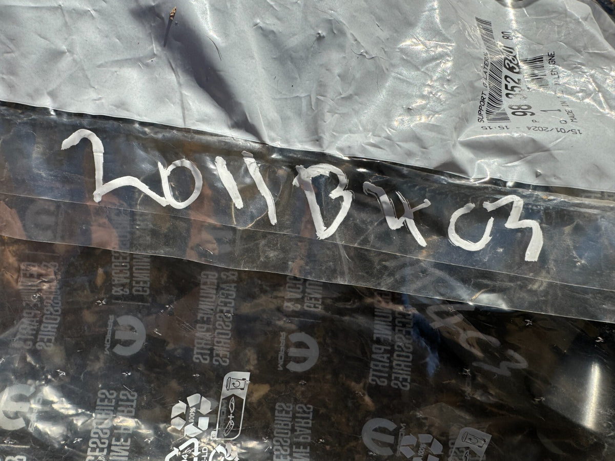 NEW GENUINE VAUXHALL MOKKA BREKET BUMPER BELAKANG 9835238380 MK2 2021-2024