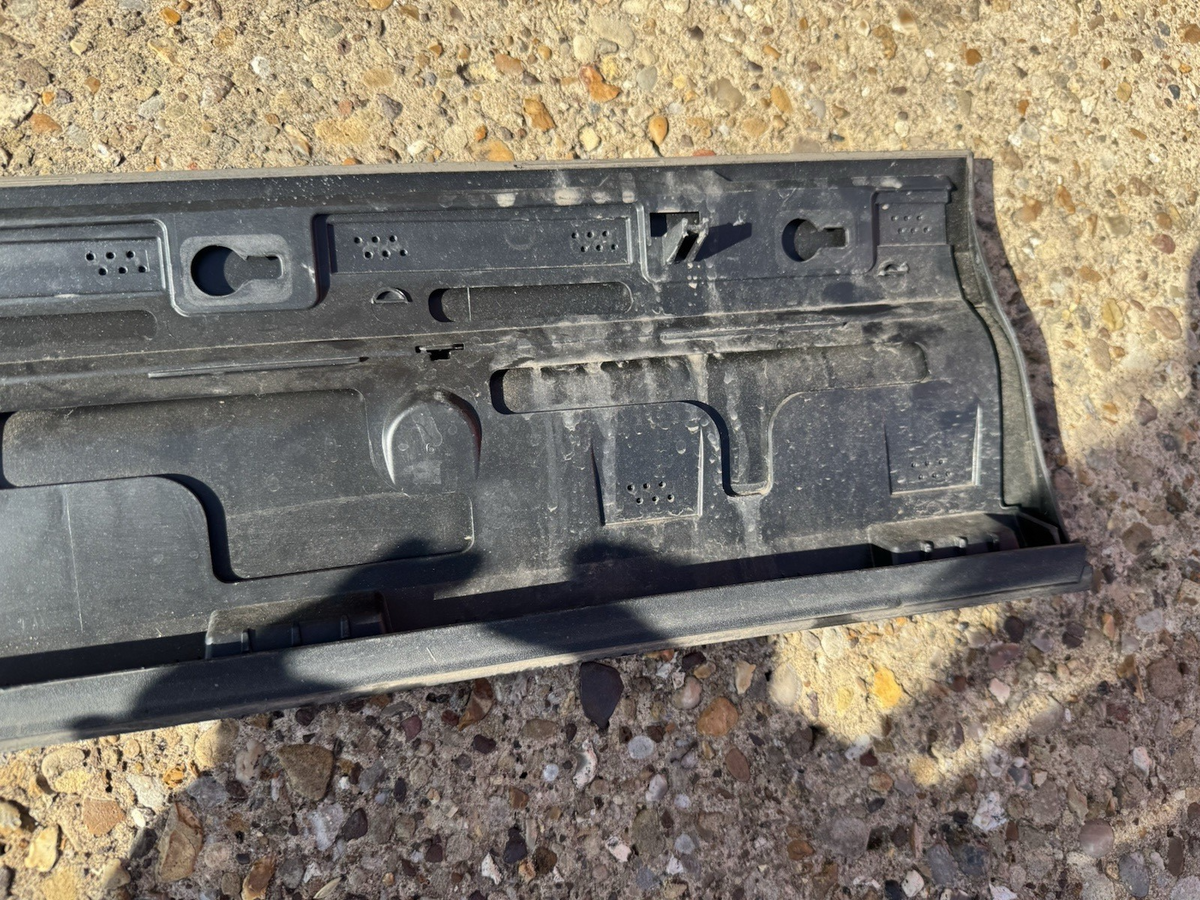 VOLVO XC40 536 Front Right Door Lower Molding 32409185 2.0 28791279