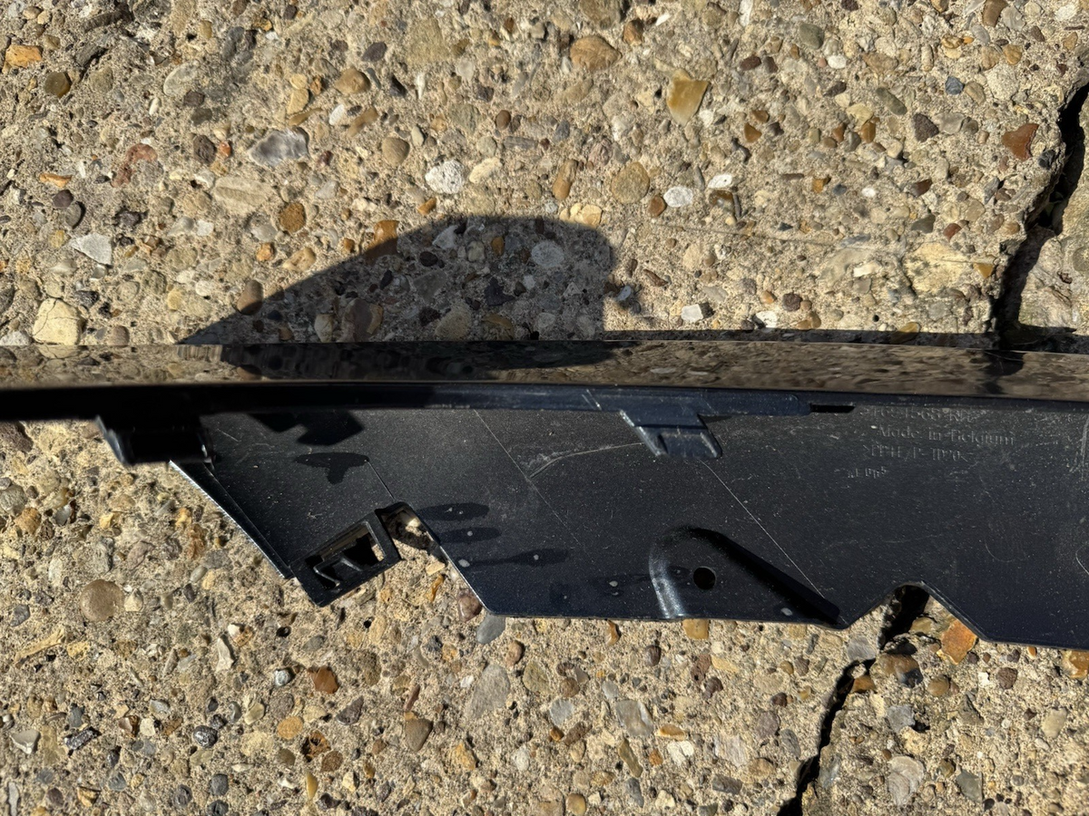 VOLVO XC90 FRONT BUMPER CORNER MOULDING GENUINE 31694568 RIGHT