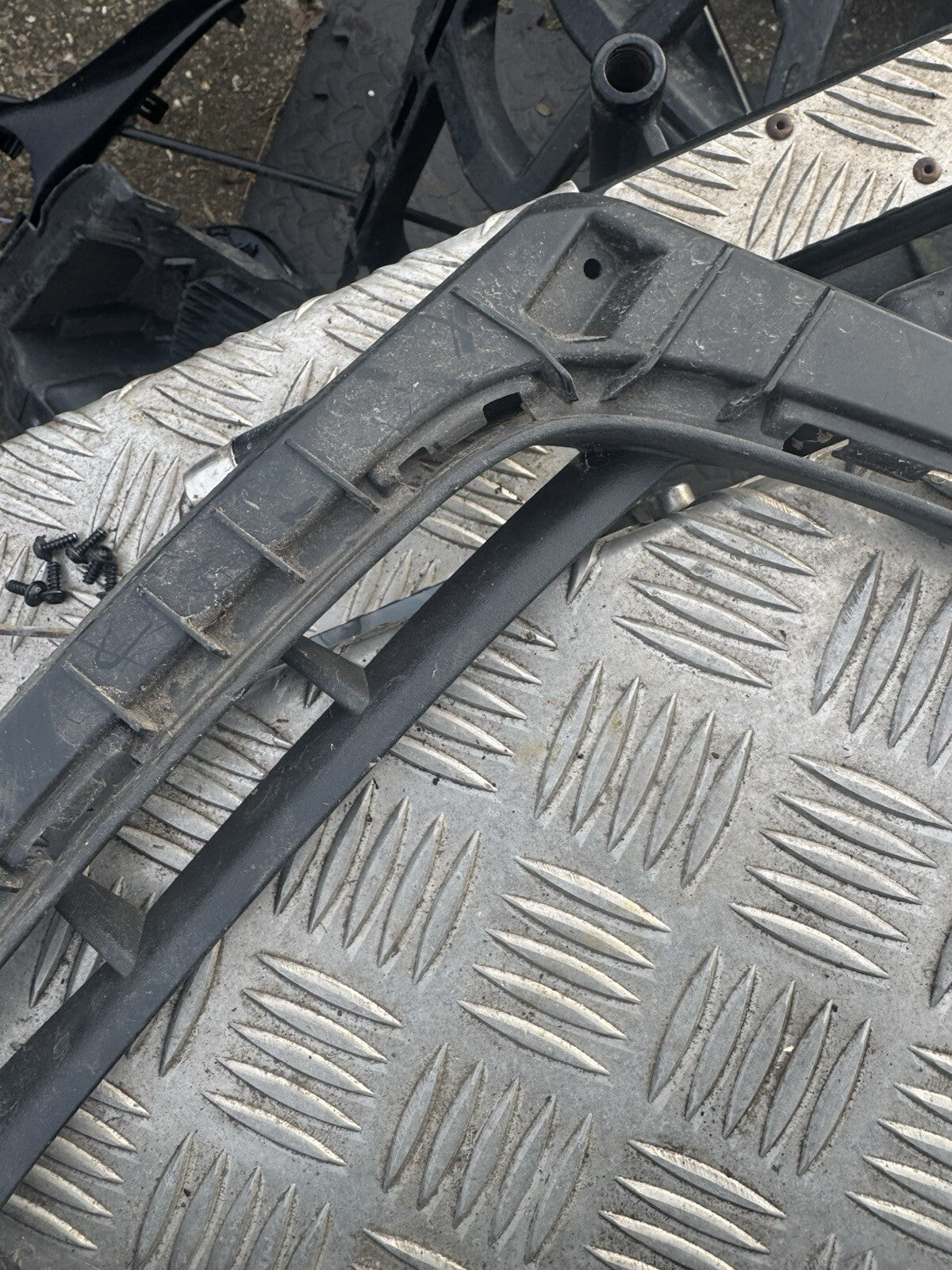 365c2n7000 ขายึดท่อดักลมกันชนหน้า hyundai rh
