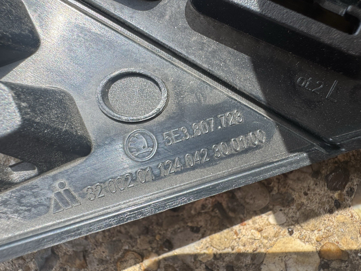 Skoda Octavia Front Bumper Grill Left Side Bracket 2020-2024 5E3807723 Genuine
