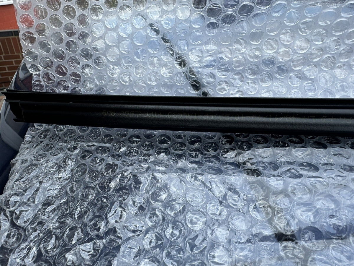 ยางรีดน้ำกระจกประตูหน้าฝั่งซ้าย (LH) แท้ Land Rover Discovery Sport LR058548