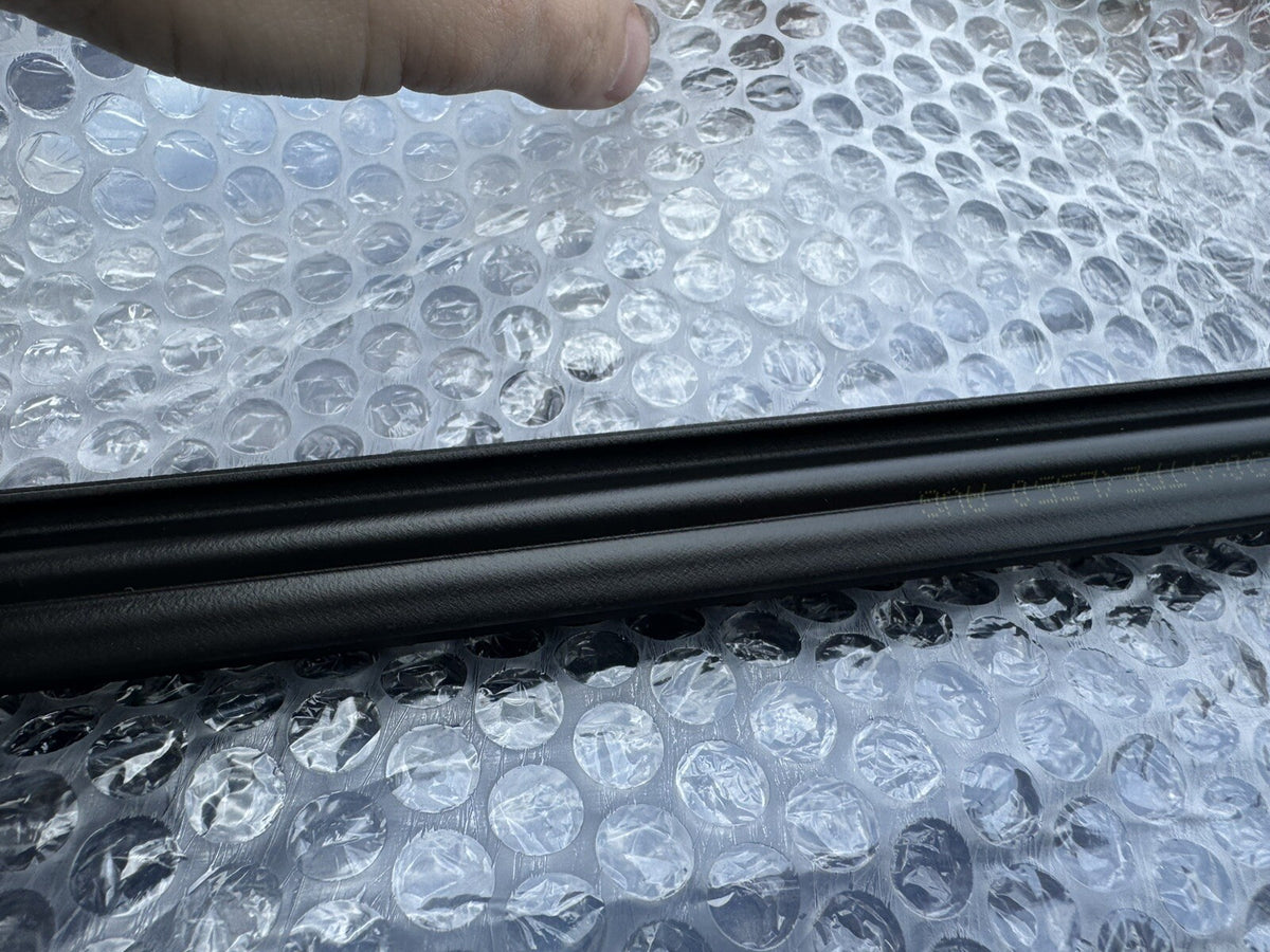 ยางรีดน้ำกระจกประตูหน้าฝั่งซ้าย (LH) แท้ Land Rover Discovery Sport LR058548