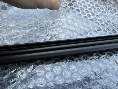 ยางรีดน้ำกระจกประตูหน้าฝั่งซ้าย (LH) แท้ Land Rover Discovery Sport LR058548