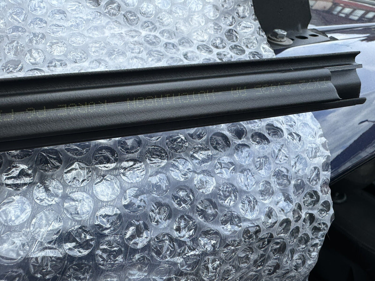 ยางรีดน้ำกระจกประตูหน้าฝั่งซ้าย (LH) แท้ Land Rover Discovery Sport LR058548