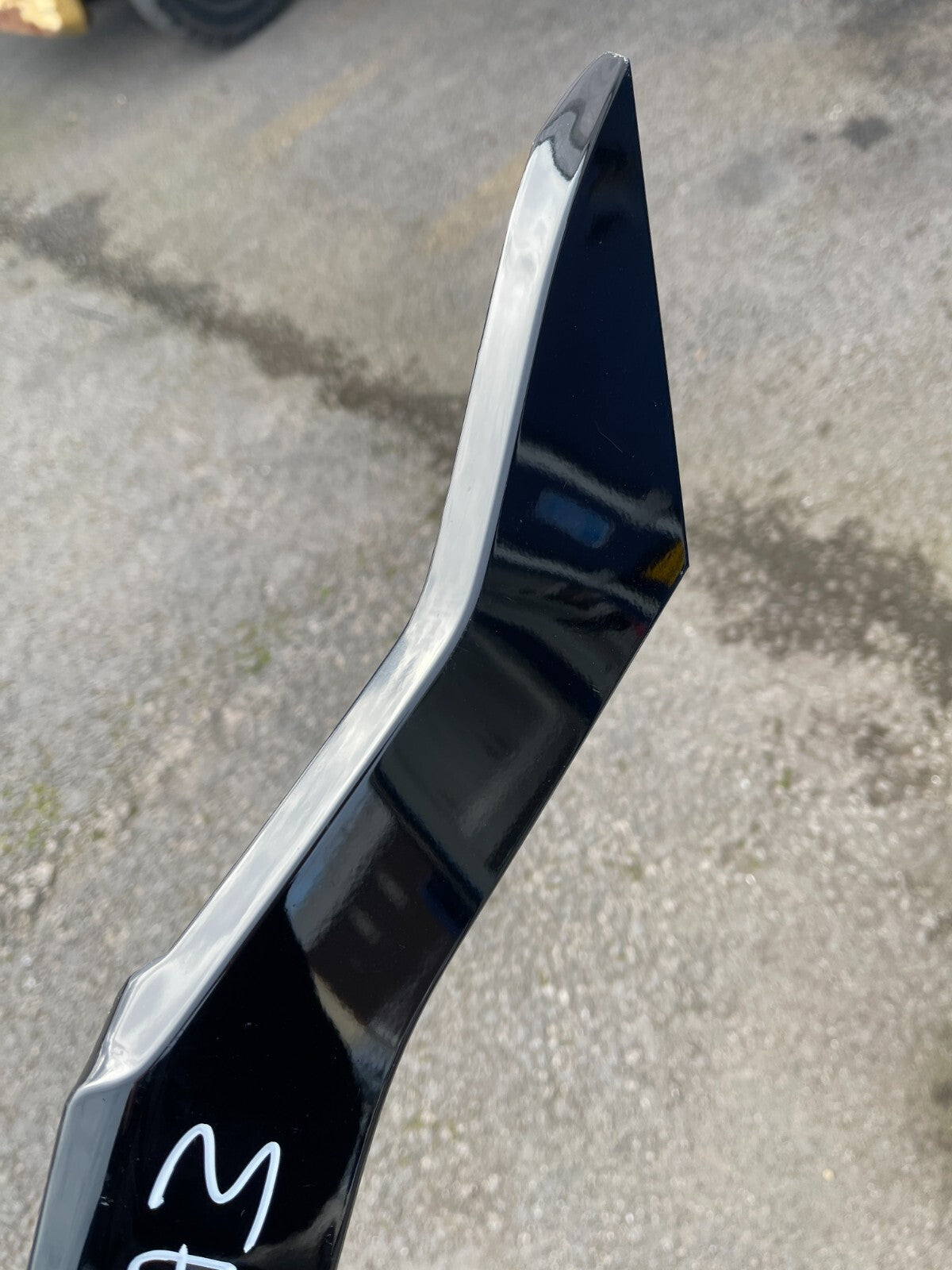 คิ้วตัวถังหลัง ด้านขวา แท้ 2022 KIA EV6 GT 87860-CV000 พวงมาลัยขวา สีดำ
