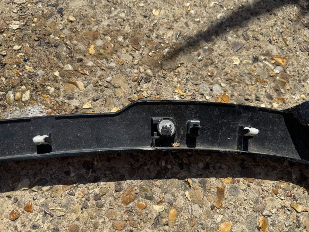 GENUINE LAND ROVER DEFENDER L663 REAR LEFT WHEEL ARCH TRIM L8B2-290E23-BB