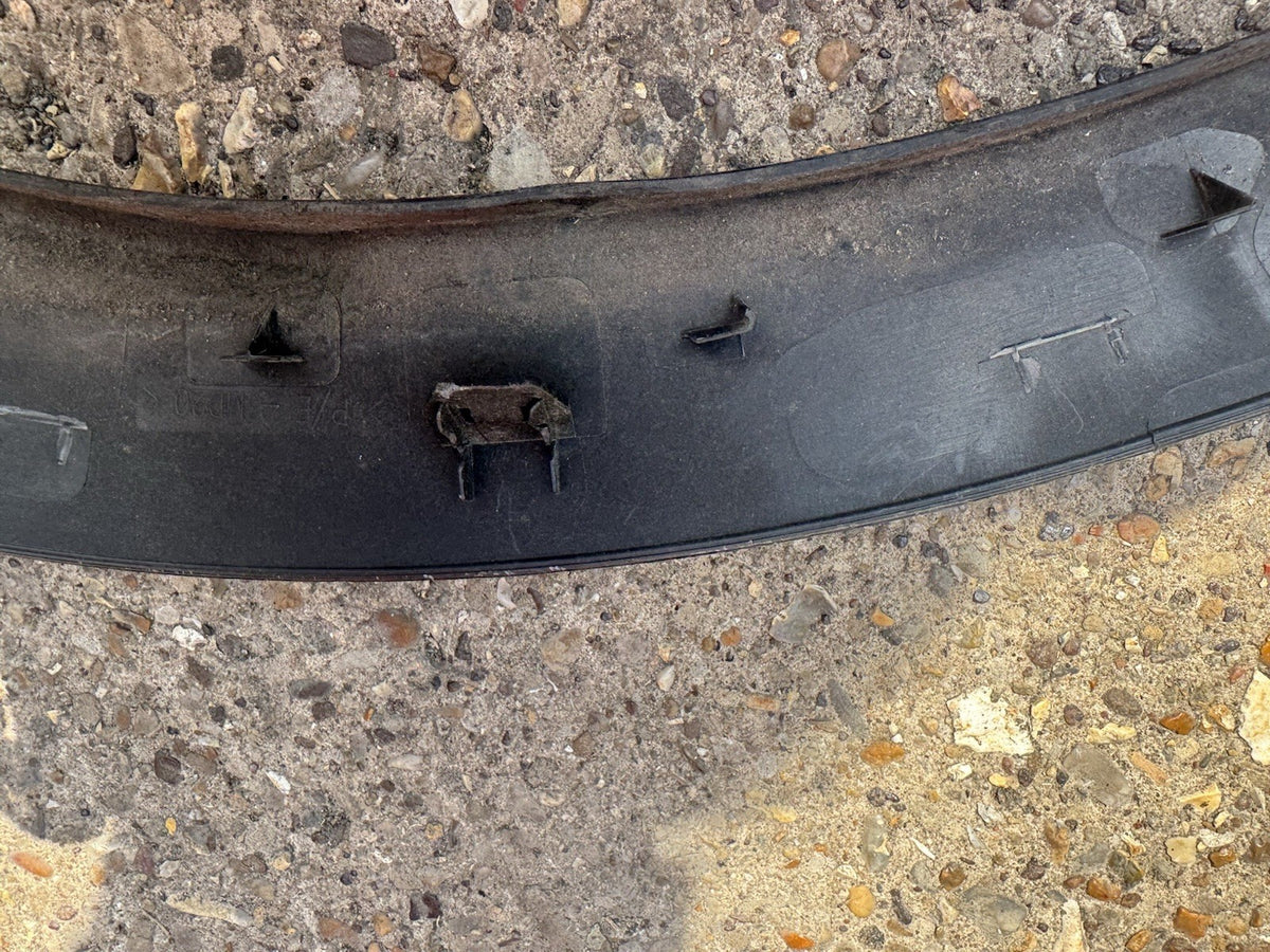 2018 PEUGEOT 3008 REAR LEFT SIDE WHEEL ARCH TRIM 9825289077 SCRATCHED