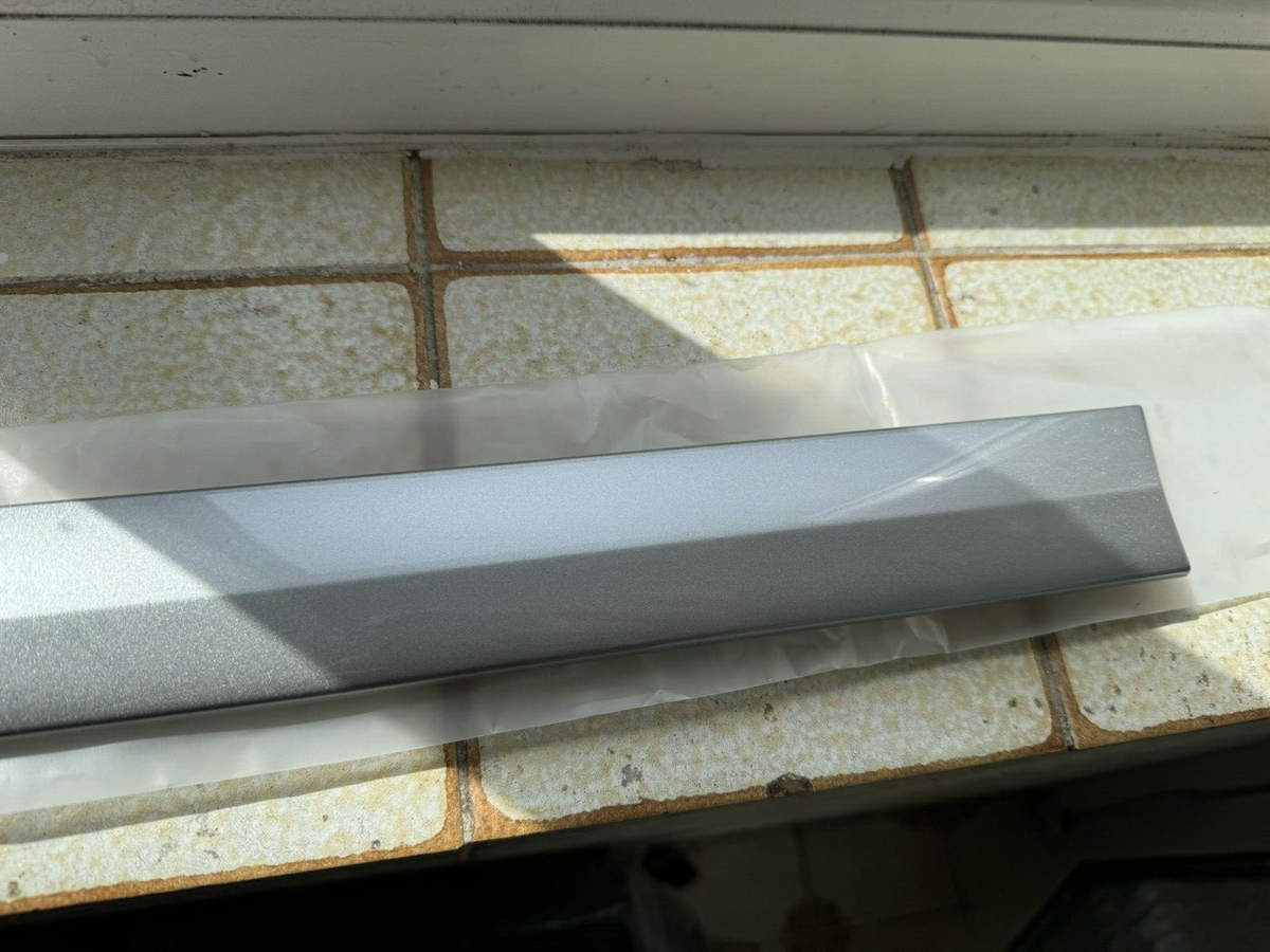 Molding Pintu Lexus hybrid 7507548020 7574148040 a1