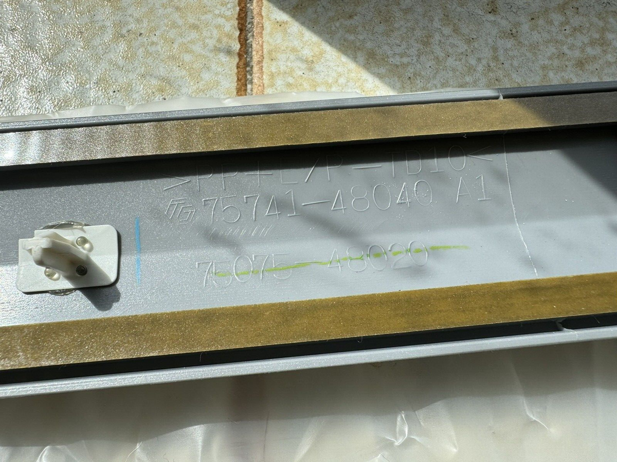 Molding Pintu Lexus hybrid 7507548020 7574148040 a1