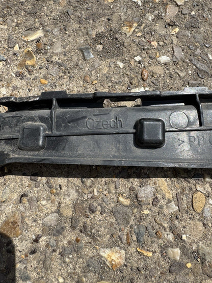 AUDI Q7 4M Rear Right Bumper Guide Section 4M0807454B