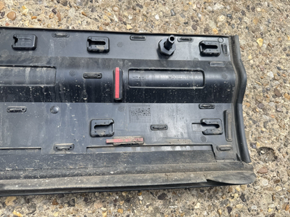 Molding Pintu Depan Kiri Land Rover Defender L663 2020 ON L8B2-21065-D Original