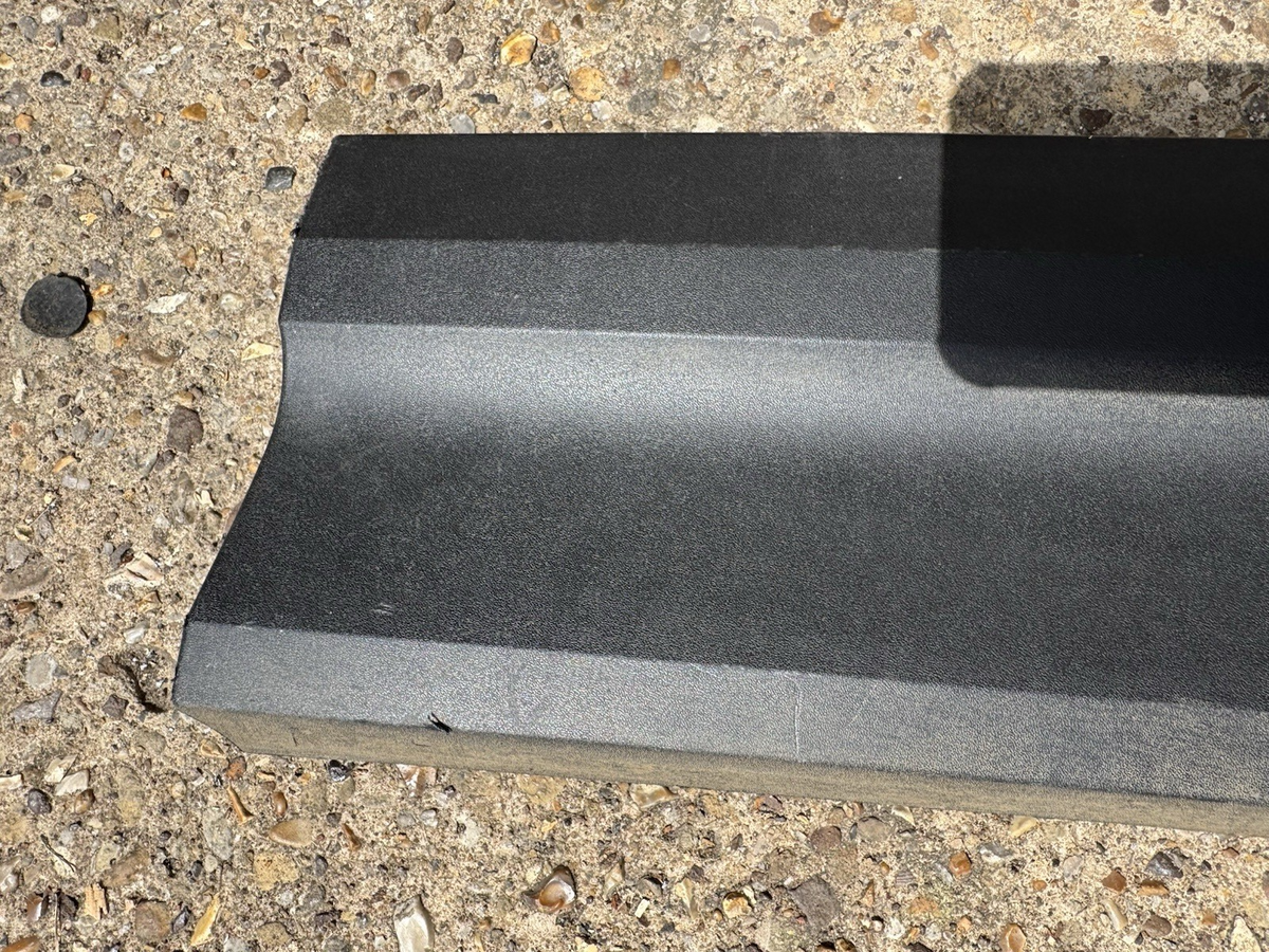 VOLVO XC40 536 Front Right Door Lower Molding 32409185 2.0 28791279
