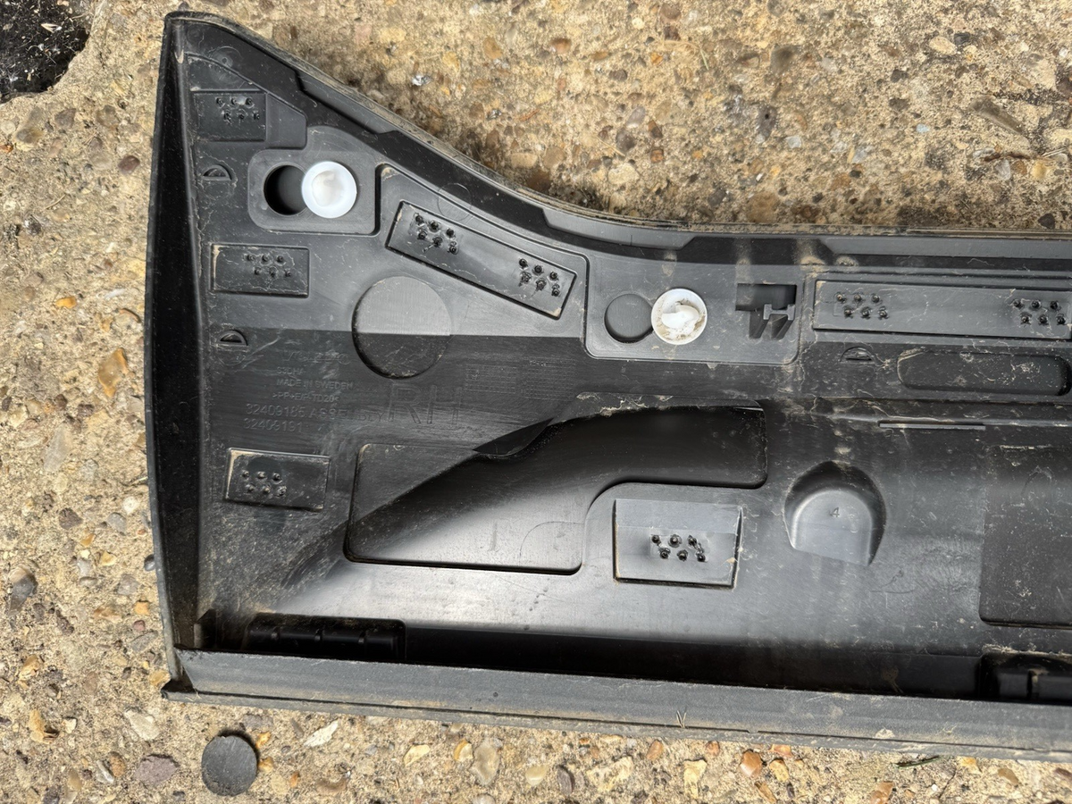 VOLVO XC40 536 Front Right Door Lower Molding 32409185 2.0 28791279