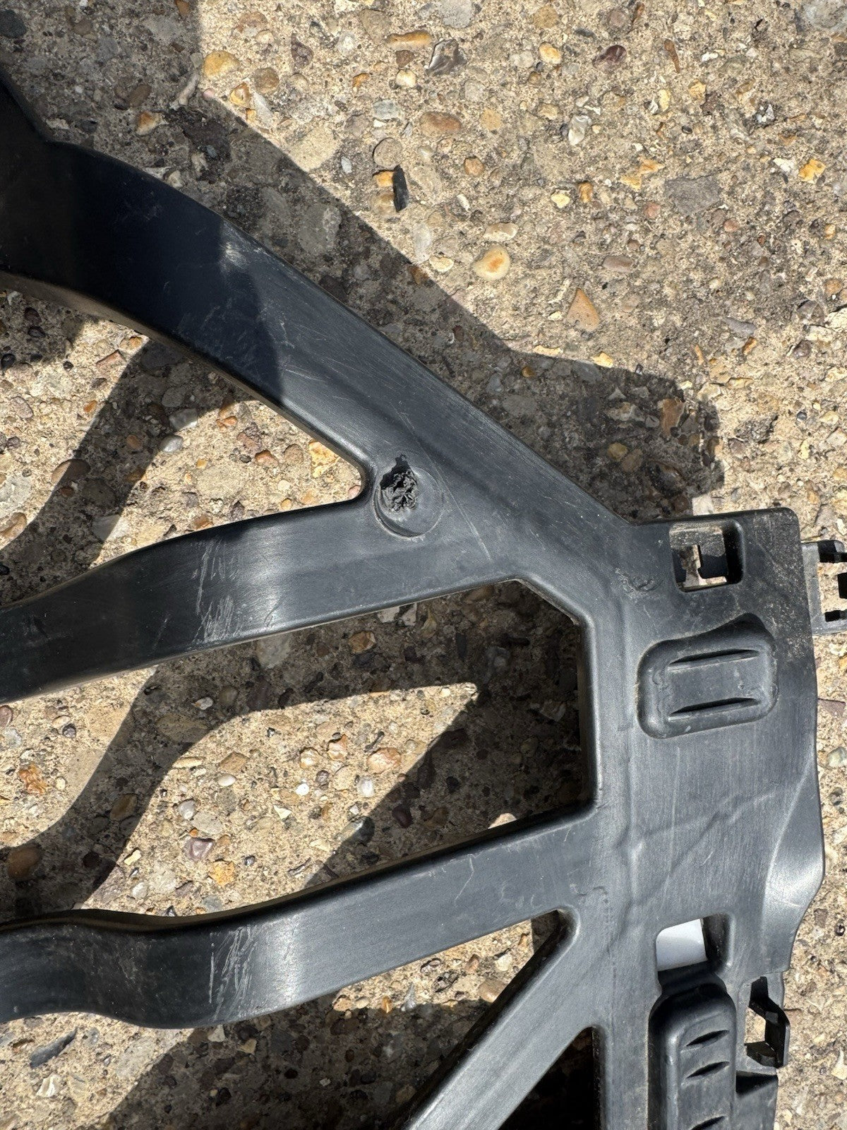 Genuine FORD S-MAX BRACKET RIGHT SIDE , REAR EM2B-R423A40