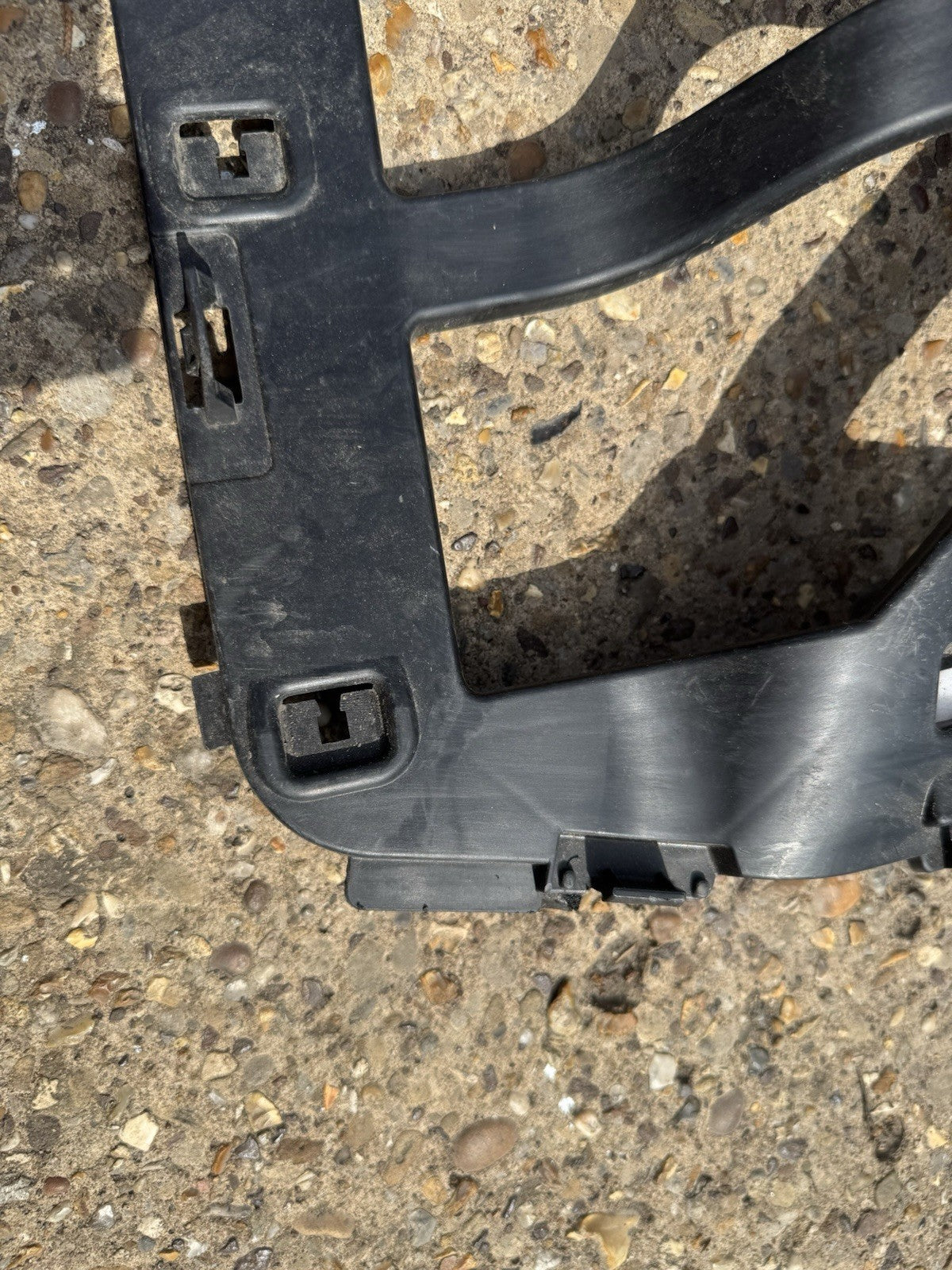 Genuine FORD S-MAX BRACKET RIGHT SIDE , REAR EM2B-R423A40